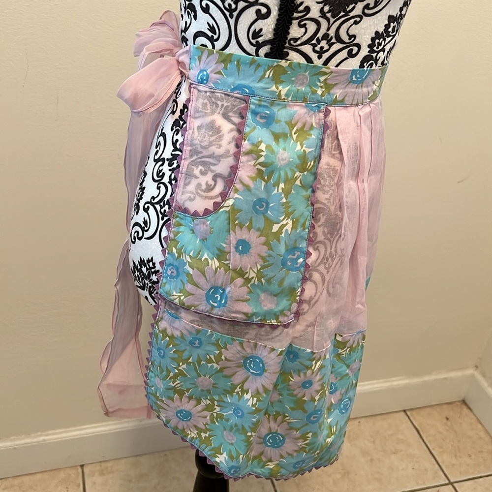 Apron - Picture 2 of 4